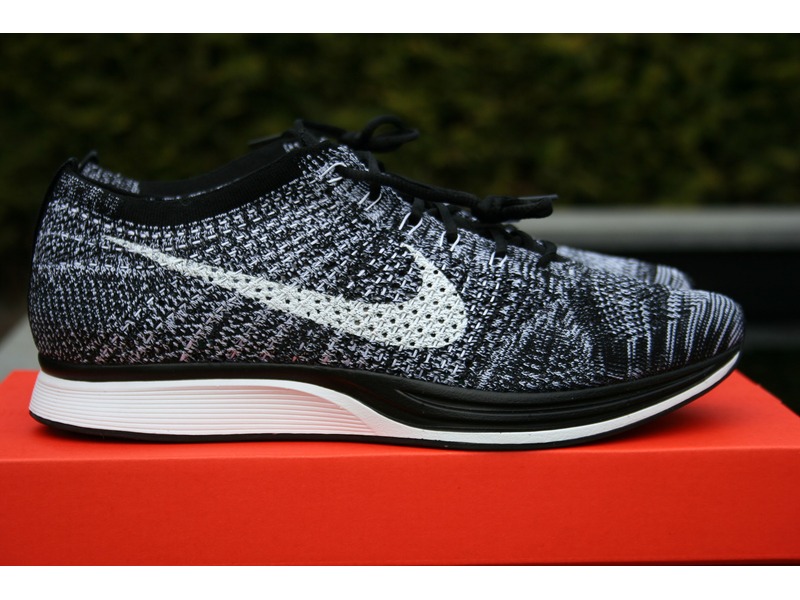 nike flyknit racer oreo