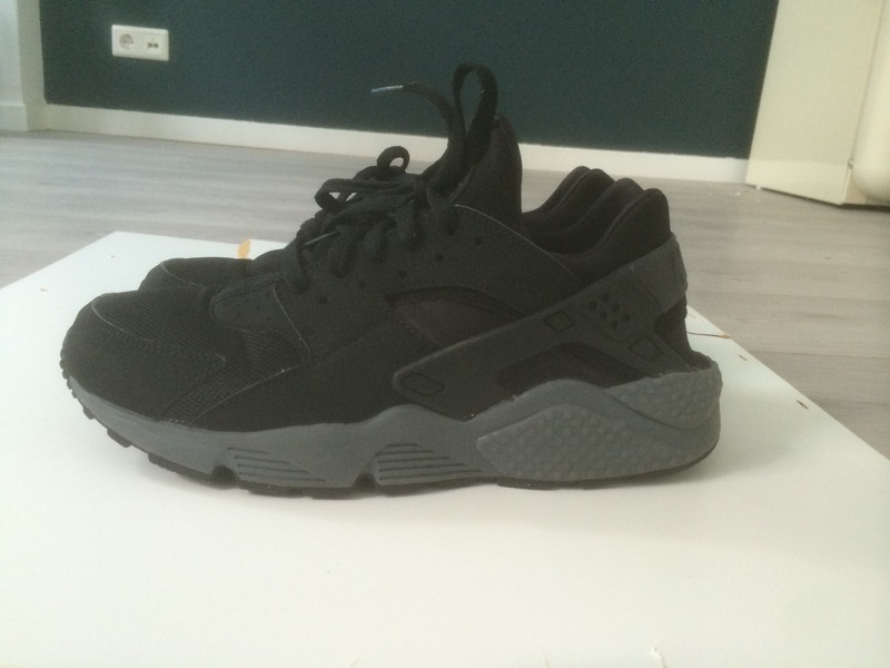 black huaraches size 5